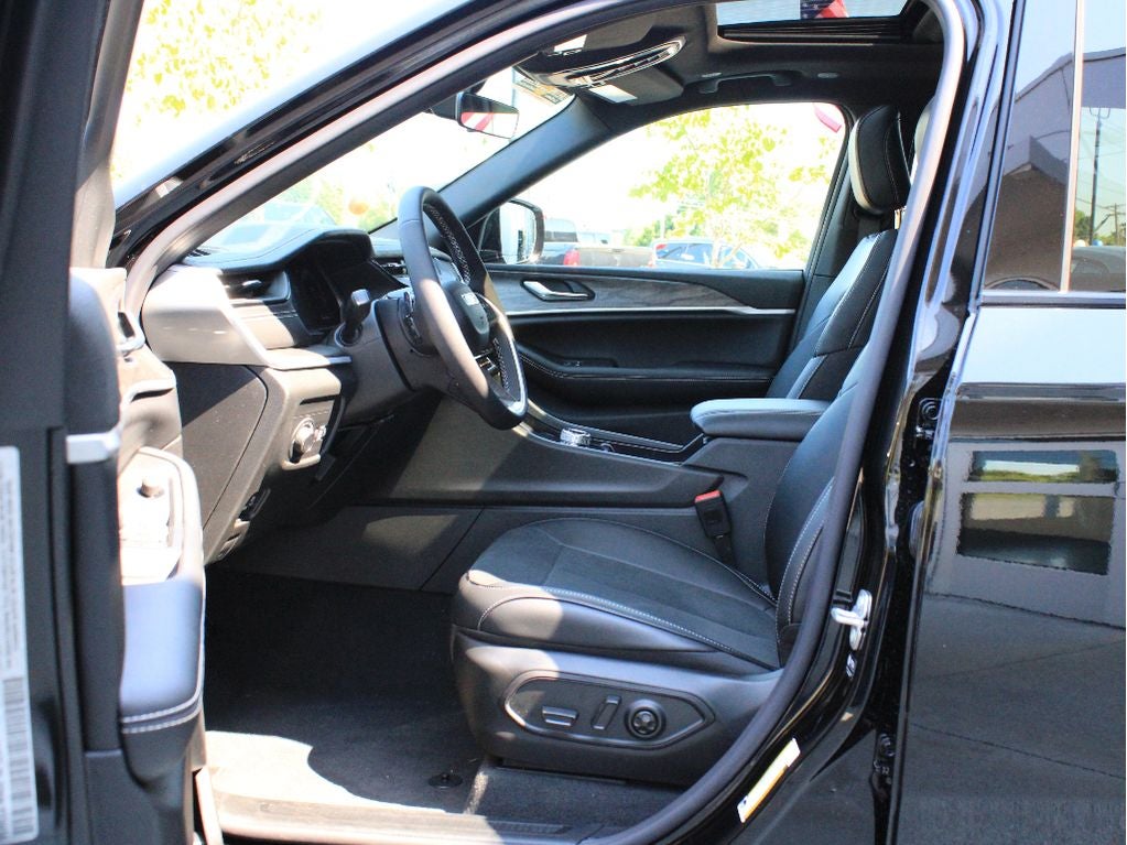 2026 Jeep Grand Cherokee L Laredo Altitude