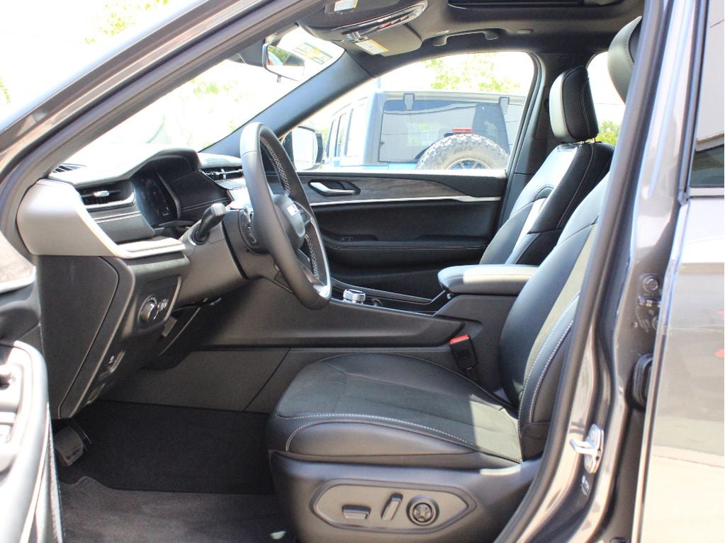 2026 Jeep Grand Cherokee L Laredo Altitude
