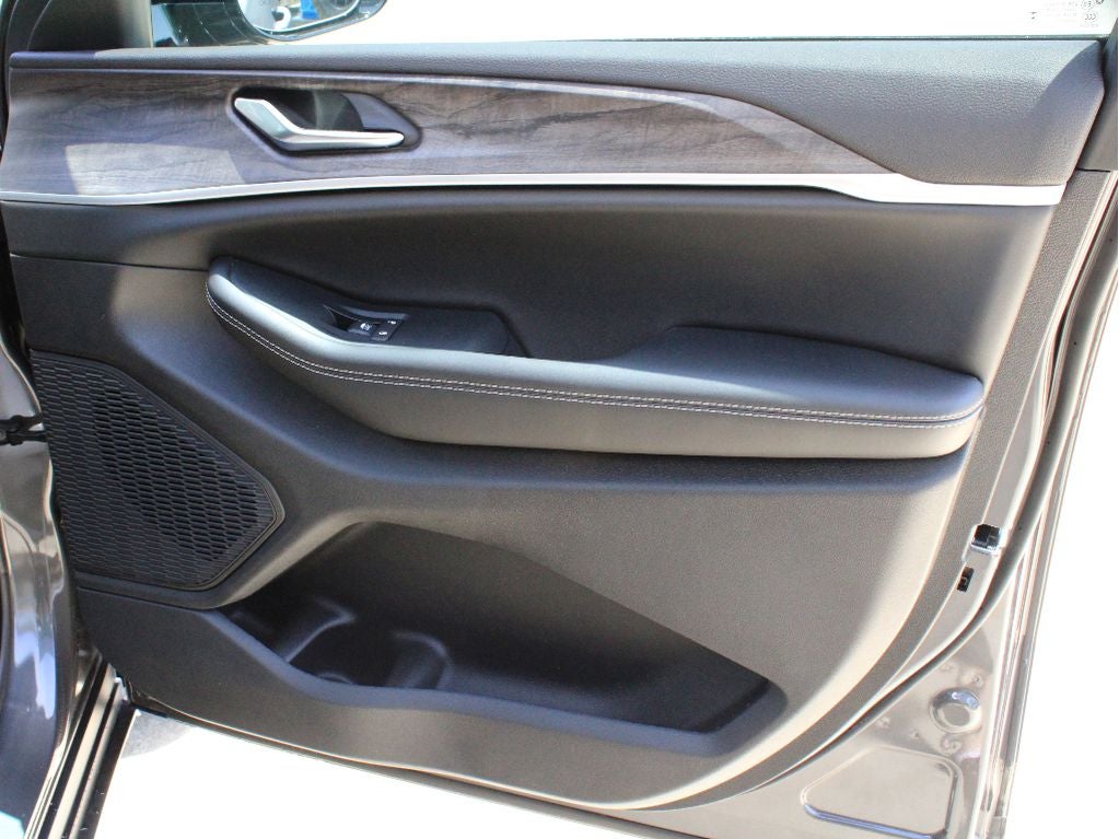 2026 Jeep Grand Cherokee L Laredo Altitude