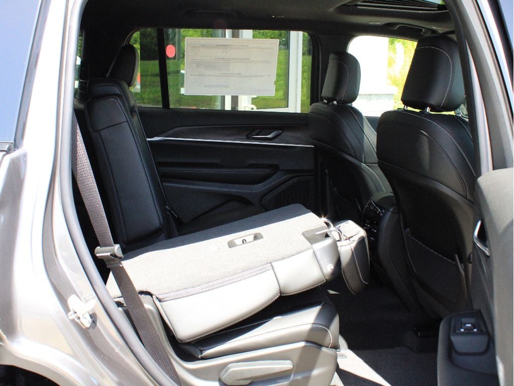 2026 Jeep Grand Cherokee L Laredo Altitude