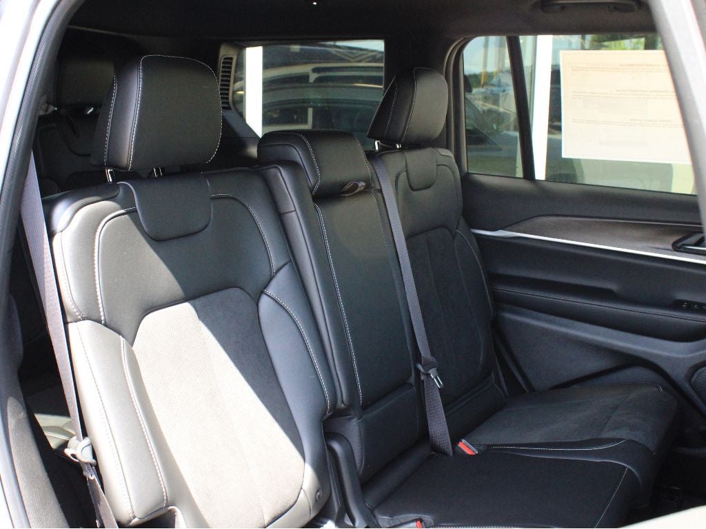 2026 Jeep Grand Cherokee L Laredo Altitude