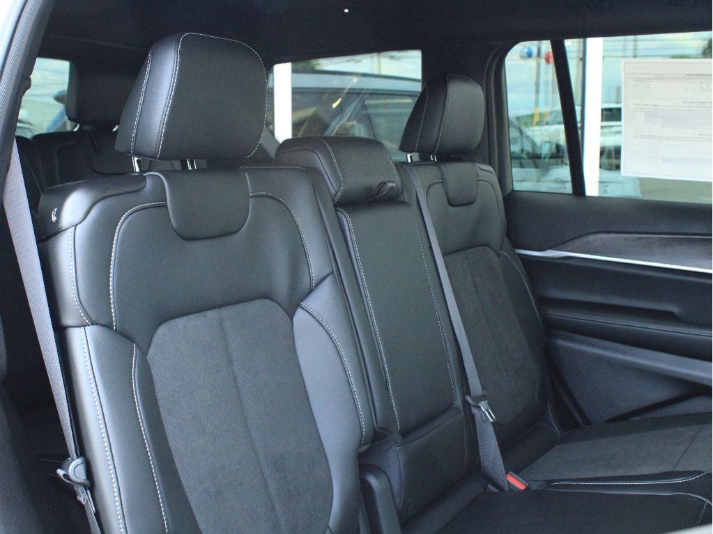 2026 Jeep Grand Cherokee L Laredo Altitude