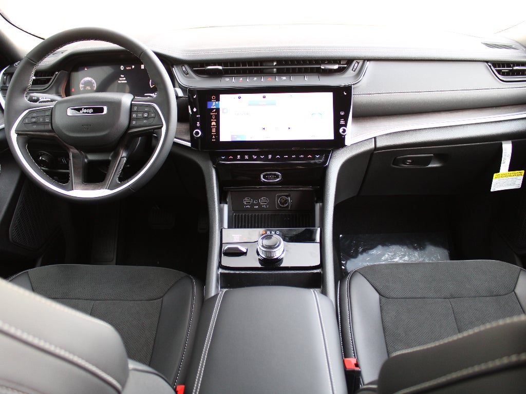 2026 Jeep Grand Cherokee Laredo Altitude