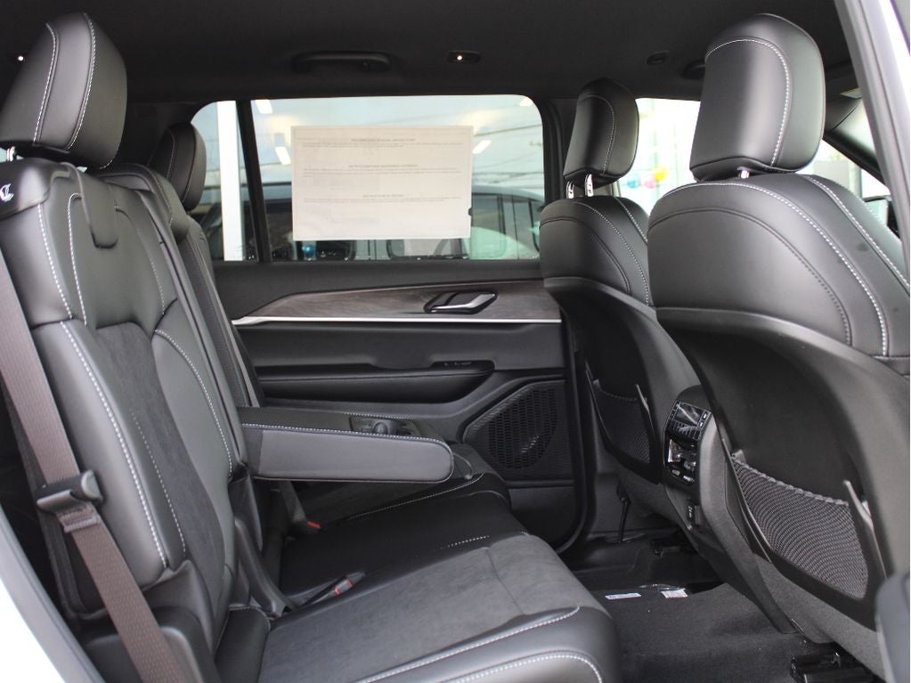 2026 Jeep Grand Cherokee Laredo Altitude