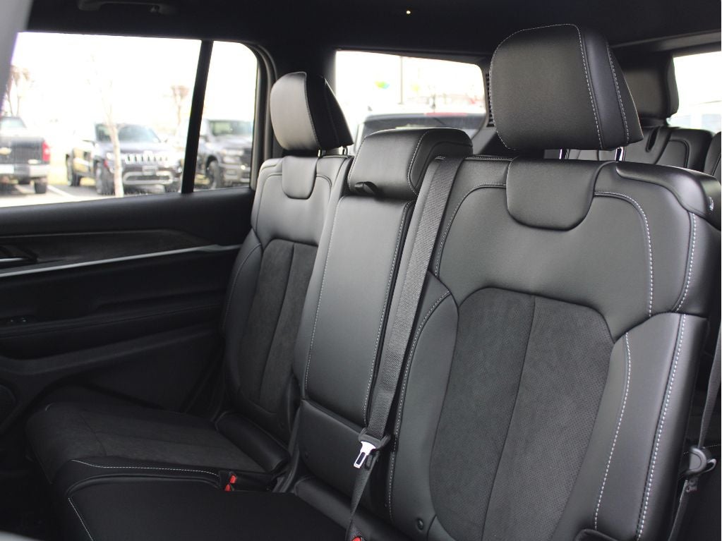 2026 Jeep Grand Cherokee Laredo Altitude