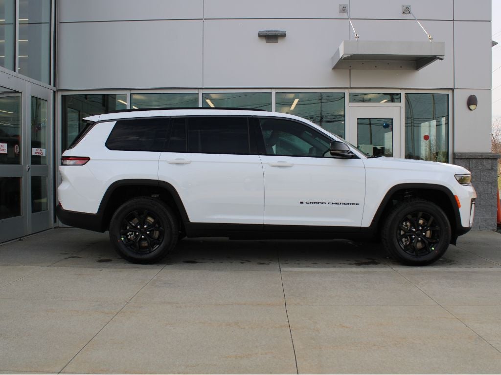 2026 Jeep Grand Cherokee Laredo Altitude