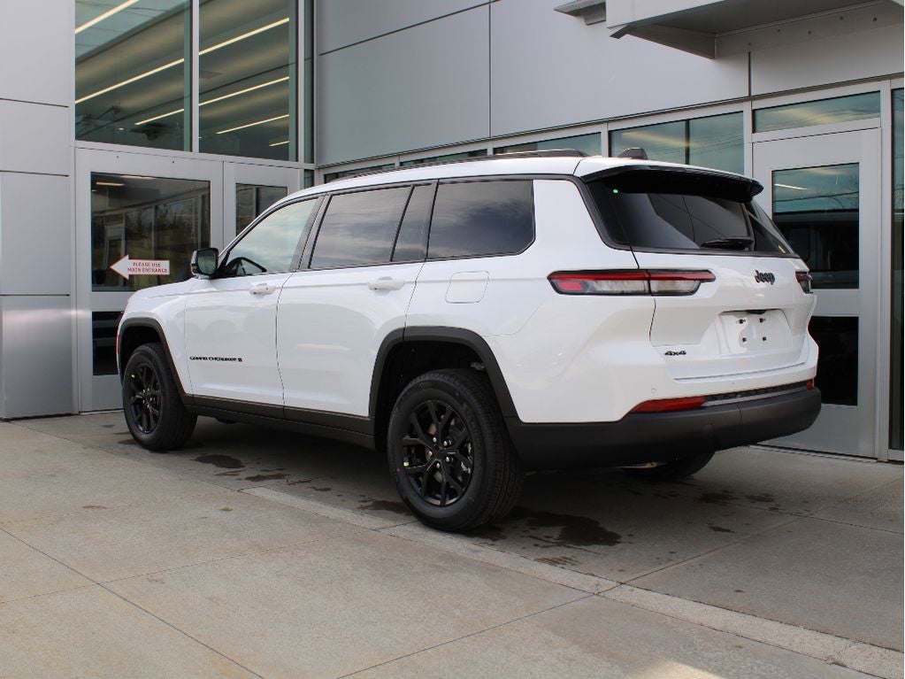 2026 Jeep Grand Cherokee Laredo Altitude