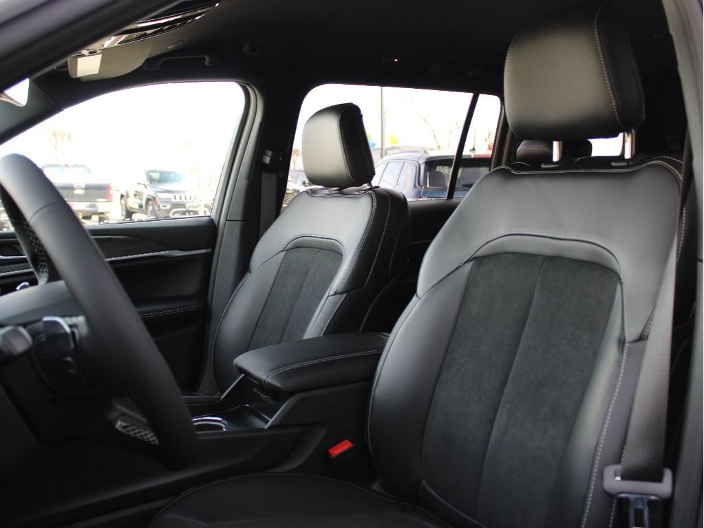 2026 Jeep Grand Cherokee Laredo Altitude