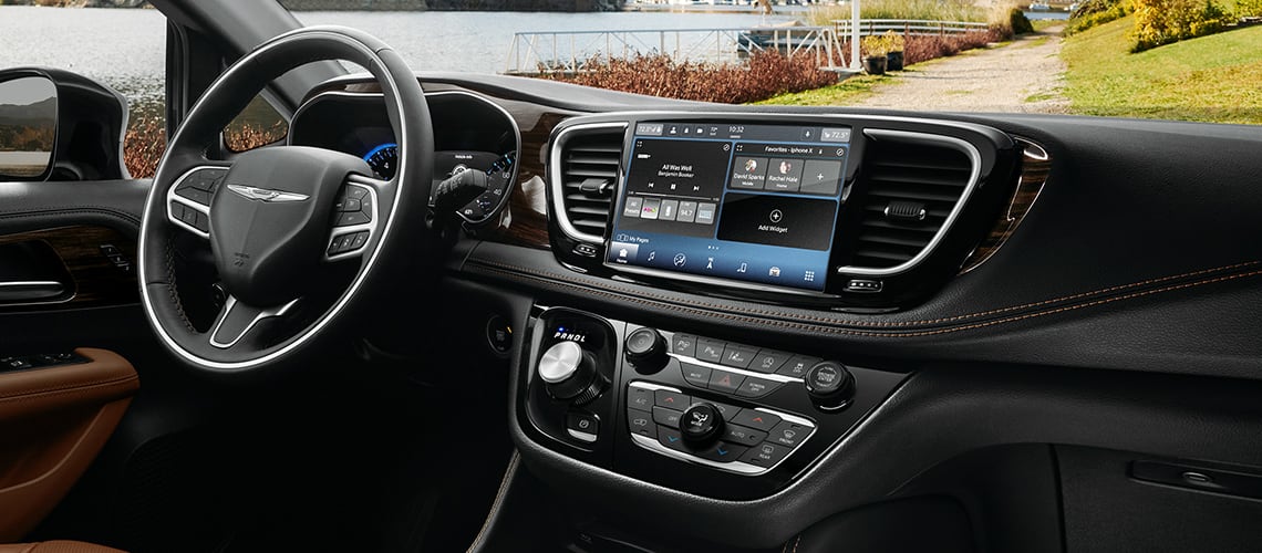 2022 Chrysler Pacifica instrument dash with infotainment screen